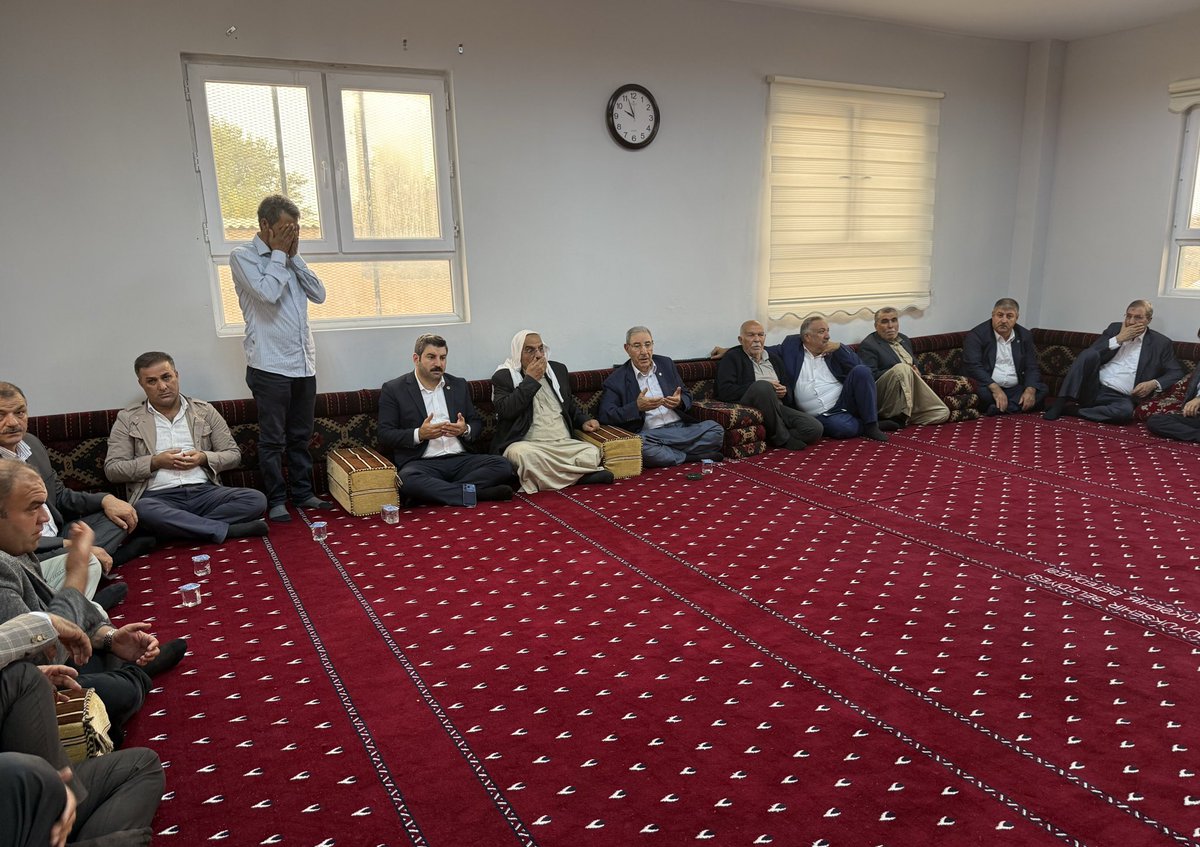 📌 Taziye Ziyareti!

#Haliliye İlçemize bağlı #Yeşiltepe kırsal mahallesinde vefat eden Ahmet Demir’in ailesine taziye ziyaretinde bulunduk. 

Merhuma Allah’tan #rahmet, kederli ailesine sabır ve başsağlığı diliyorum.