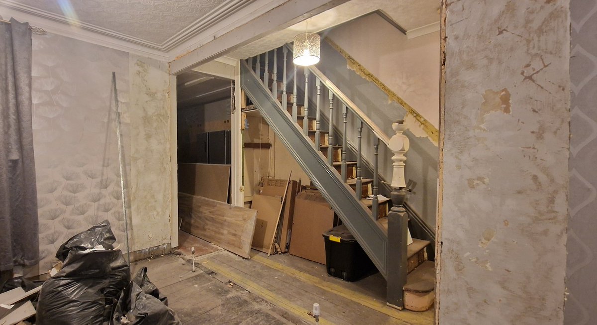 ALAS! The living room wall is no longer 🥳 

The house renovation is taking ages, but all the small wins are starting to add up - I'm getting there brick by brick 🥹 Still looks like a construction site in every room mind 😅🫣