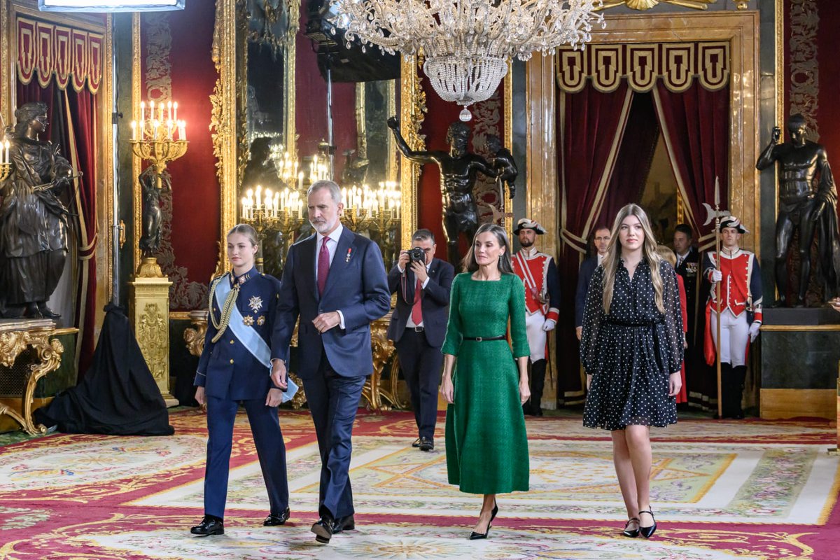 PatrimNacional's tweet image. 🇪🇸¡Feliz #12deOctubre !

El Palacio Real de Madrid se viste de largo para el #DíaDeLaFiestaNacional

Como cada año, SS.MM. los Reyes, junto a la Princesa y la Infanta, han ofrecido la tradicional recepción tras el desfile de las Fuerzas Armadas.