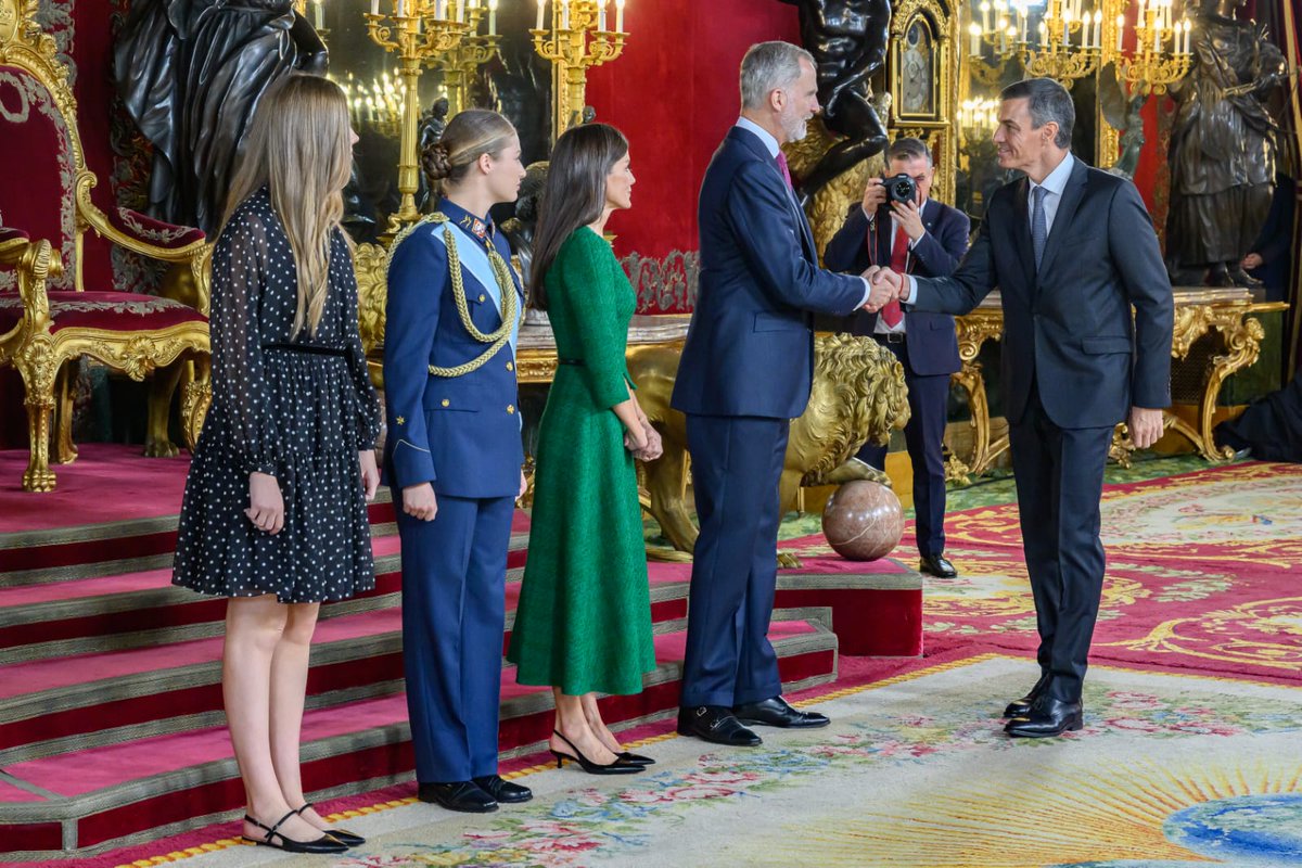 PatrimNacional's tweet image. 🇪🇸¡Feliz #12deOctubre !

El Palacio Real de Madrid se viste de largo para el #DíaDeLaFiestaNacional

Como cada año, SS.MM. los Reyes, junto a la Princesa y la Infanta, han ofrecido la tradicional recepción tras el desfile de las Fuerzas Armadas.