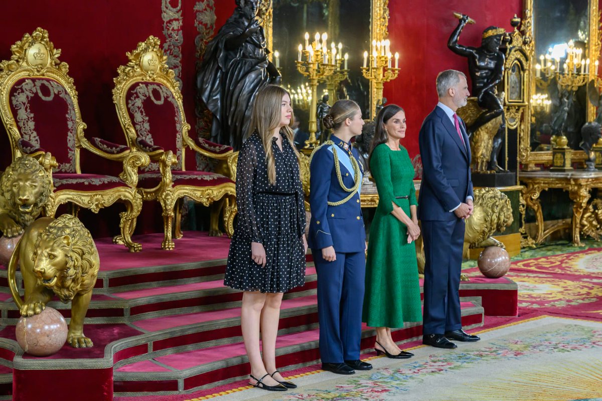 PatrimNacional's tweet image. 🇪🇸¡Feliz #12deOctubre !

El Palacio Real de Madrid se viste de largo para el #DíaDeLaFiestaNacional

Como cada año, SS.MM. los Reyes, junto a la Princesa y la Infanta, han ofrecido la tradicional recepción tras el desfile de las Fuerzas Armadas.