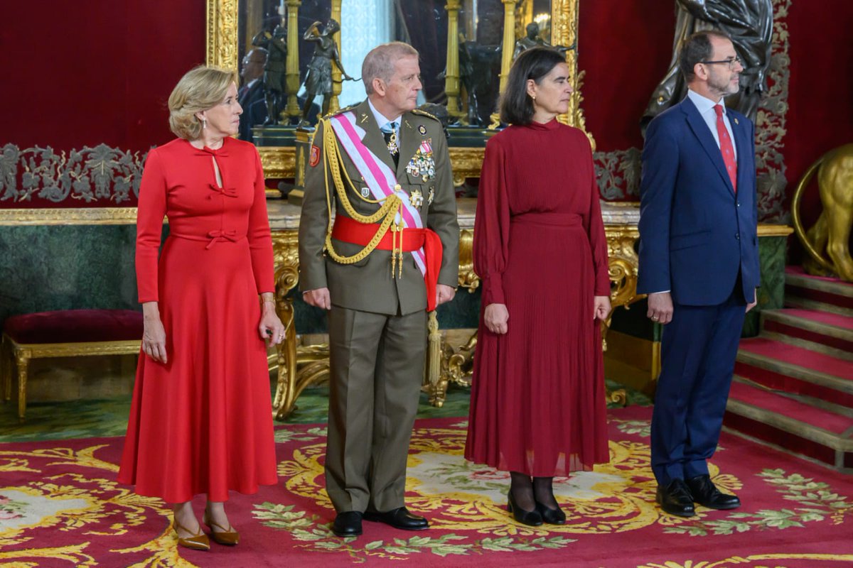 PatrimNacional's tweet image. 🇪🇸¡Feliz #12deOctubre !

El Palacio Real de Madrid se viste de largo para el #DíaDeLaFiestaNacional

Como cada año, SS.MM. los Reyes, junto a la Princesa y la Infanta, han ofrecido la tradicional recepción tras el desfile de las Fuerzas Armadas.