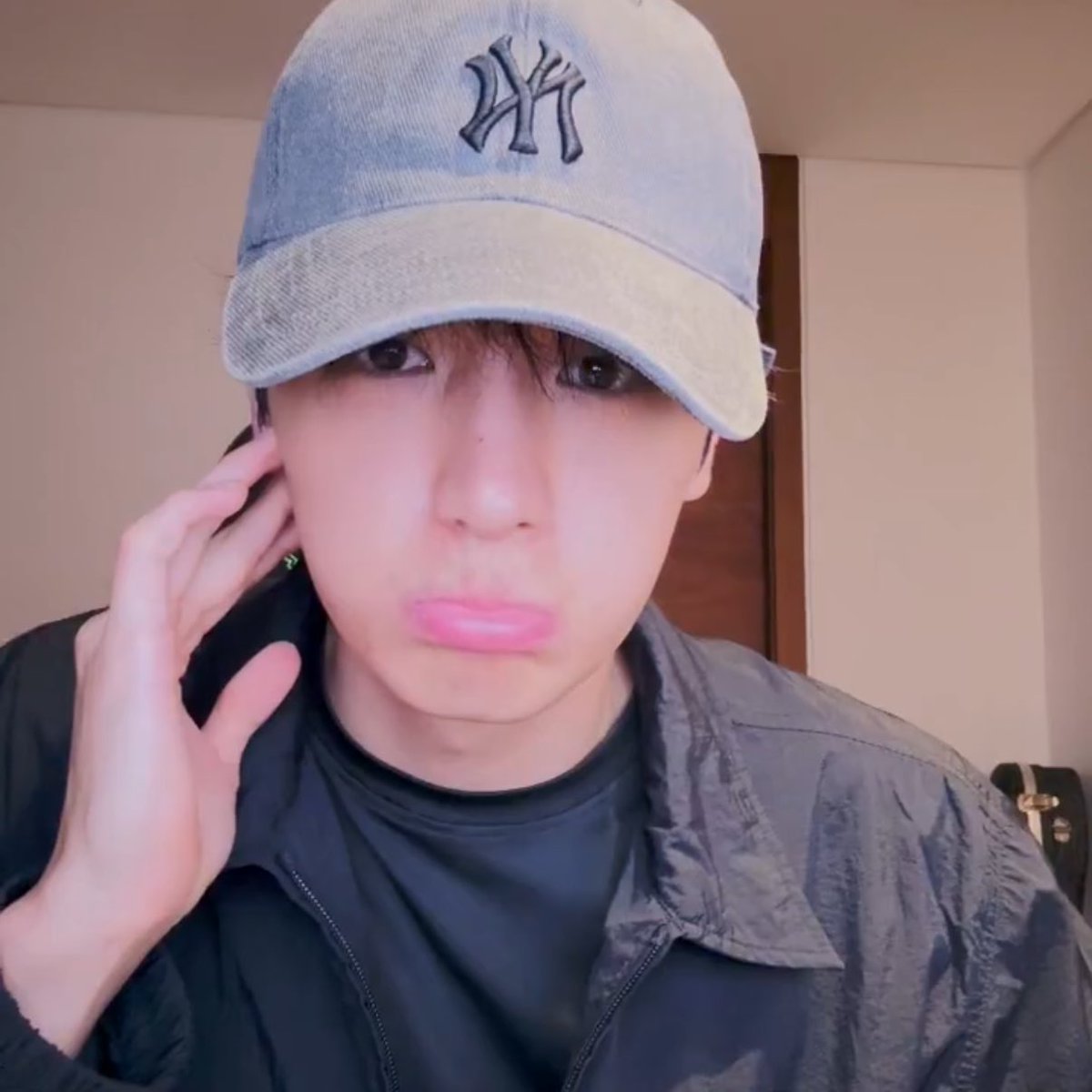 더비들이 자꾸 전화 와서 짜증난다니까
짜증나? 이러면서 이런 표정을 지으심 🥺