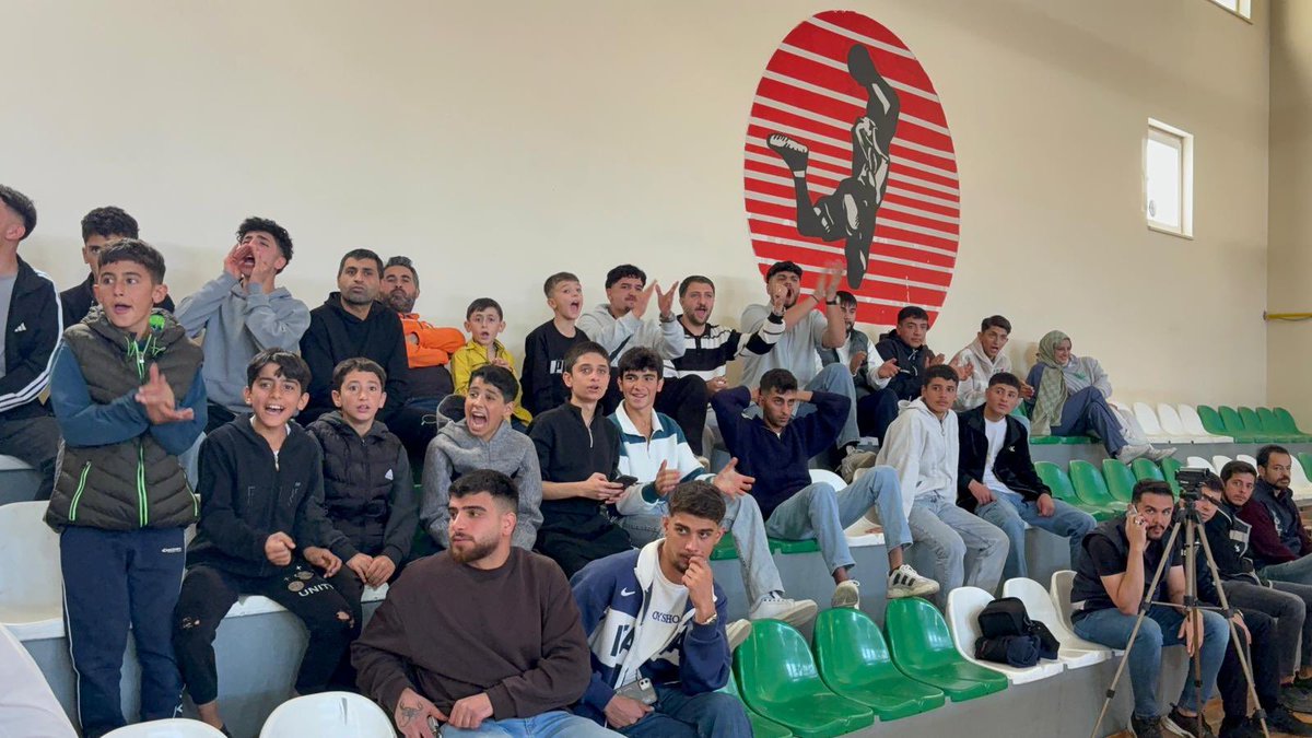 📍 Solhan Spor Salonu

İlçe protokolümüz ile birlikte yeni sezonun ilk maçının heyecanını yaşıyoruz.
Tribünlerde coşku, sahada mücadele dorukta
Solhan’da her servis, her sayı; birlik, kardeşlik ve spora olan sevdamızın bir göstergesi…
Takımlarımızın azmi, gençlerimizin
