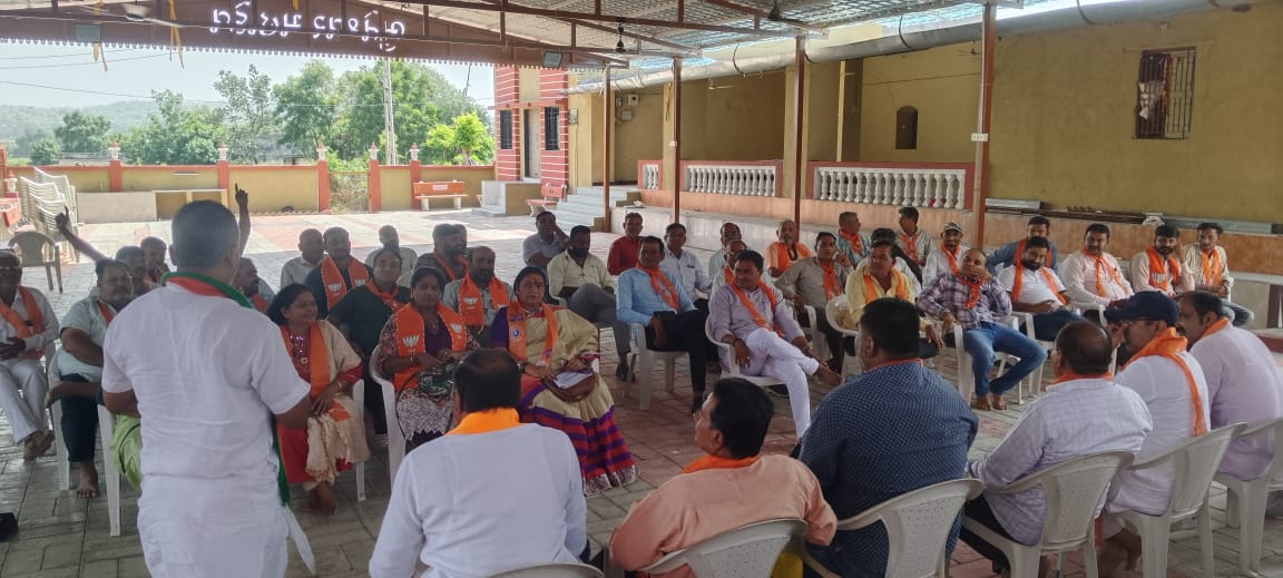 BharatPalitana's tweet image. પ્રધાનમંત્રી શ્રી Narendra Modi  સાહેબના વિઝનને સાકાર કરવા &quot;હર ઘર સ્વદેશી, ઘર-ઘર સ્વદેશી&quot; ના સંદેશને જન જન સુધી પહોંચાડવા માટે સંકલ્પ લીધો.
 
આપણે સૌ #VocalForLocal ના મંત્ર સાથે સ્વદેશી અપનાવીએ અને આત્મનિર્ભર ભારતના નિર્માણમાં યોગદાન આપીએ.

#AtmanirbharBharat
#HarGharSwadeshi
