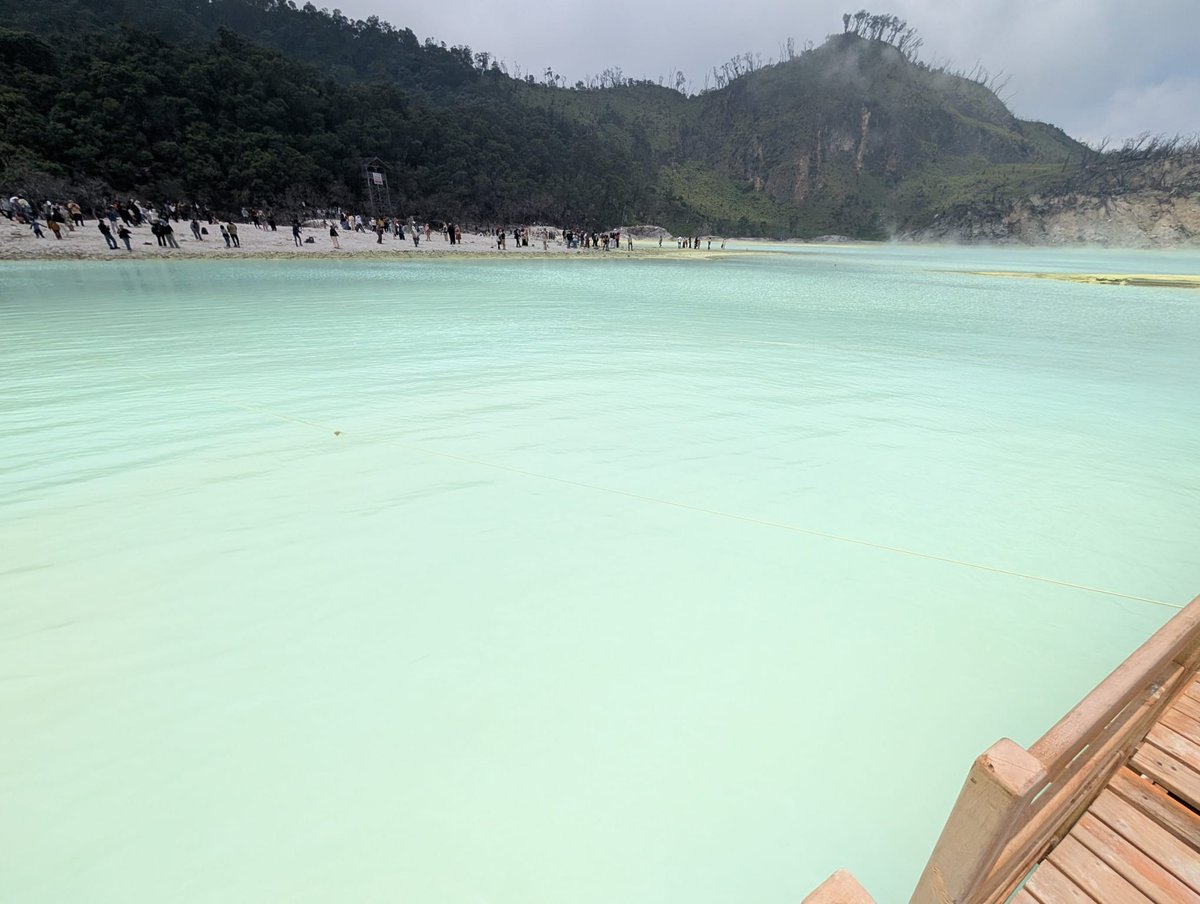 ElasLittleWorld's tweet image. I was at Mount Patuha volcano and the crater lake Kawah Puthi today, 🎒🚶🏻♀️and it was fantastic. I love Java. Java's landscape is so beautiful and green. And so far, I've only met nice people. It's late evening here and I'm a lil bit tired. 😅🤭 Lots of greetings. ☺️👋