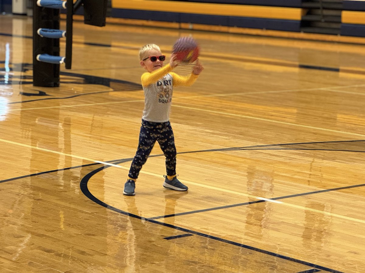 The life of a coaches kid. Setting up the gym in your pajamas! #RowTheBoat🏀