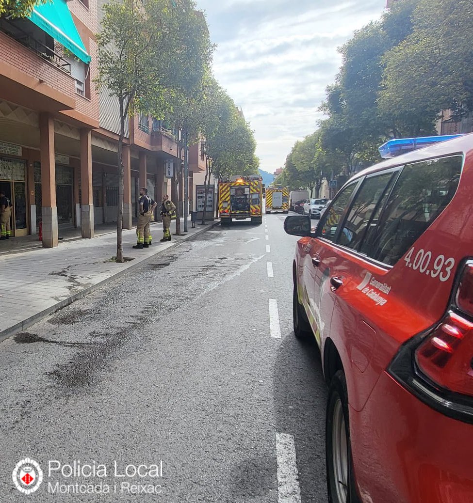 Ensurt per fum a una botiga, sortosament sense foc, i ja controlat per <a href="/bomberscat/">Bombers</a> #PoliciaLocal #Montcada