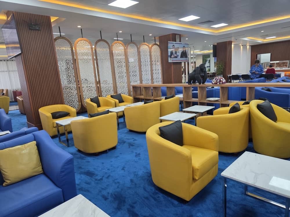 Mariamsanyu25's tweet image. I think I need to book a flight just to chill at Entebbe Airport’s new Business Lounge 😅
Those seats, the massage chairs, the view please, who’s even in a hurry to fly anymore? 
#GoldenPosts #EntebbeAirport #TravelGoals