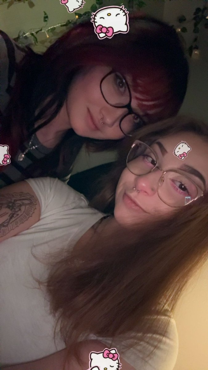herlillia's tweet image. oomf came over and played league for me