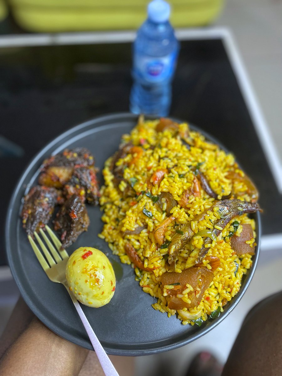 LadeOfLagos's tweet image. Sunday rice but make it native rice aka palm oil rice 🤤

Was too hungry to snap proper pictures or even plate the food well. E sha wa jeun 😏😏