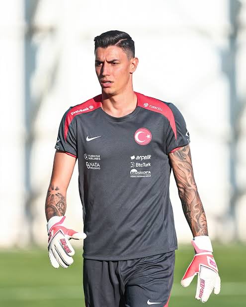 Berke Özer;

“Ben sakat olduğum halde fedakarlık yaparak milli takıma geliyorum. Fakat ‘eşim hamile’ diyerek milli takımdan kaçanlar kadar değer görmüyorum. Kulüpçülük varsa ben yokum”