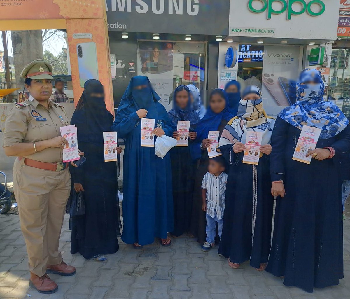 moradabadpolice's tweet image. #SSP @moradabadpolice के निर्देशन में थाना- कुन्दरकी पुलिस द्वारा #MissionShakti5 अभियान फेज-5 के तहत थाना क्षेत्रा0 भ्रमणशील रहकर महिलाओं/बालिकाओ को हेल्पलाइन नं0- 1090,112,181,1098,1930,1076 व UPCOP ऐप से प्राप्त होने वाली सुविधाओं आदि के बारे में जागरूक किया गया।

#UPPolice