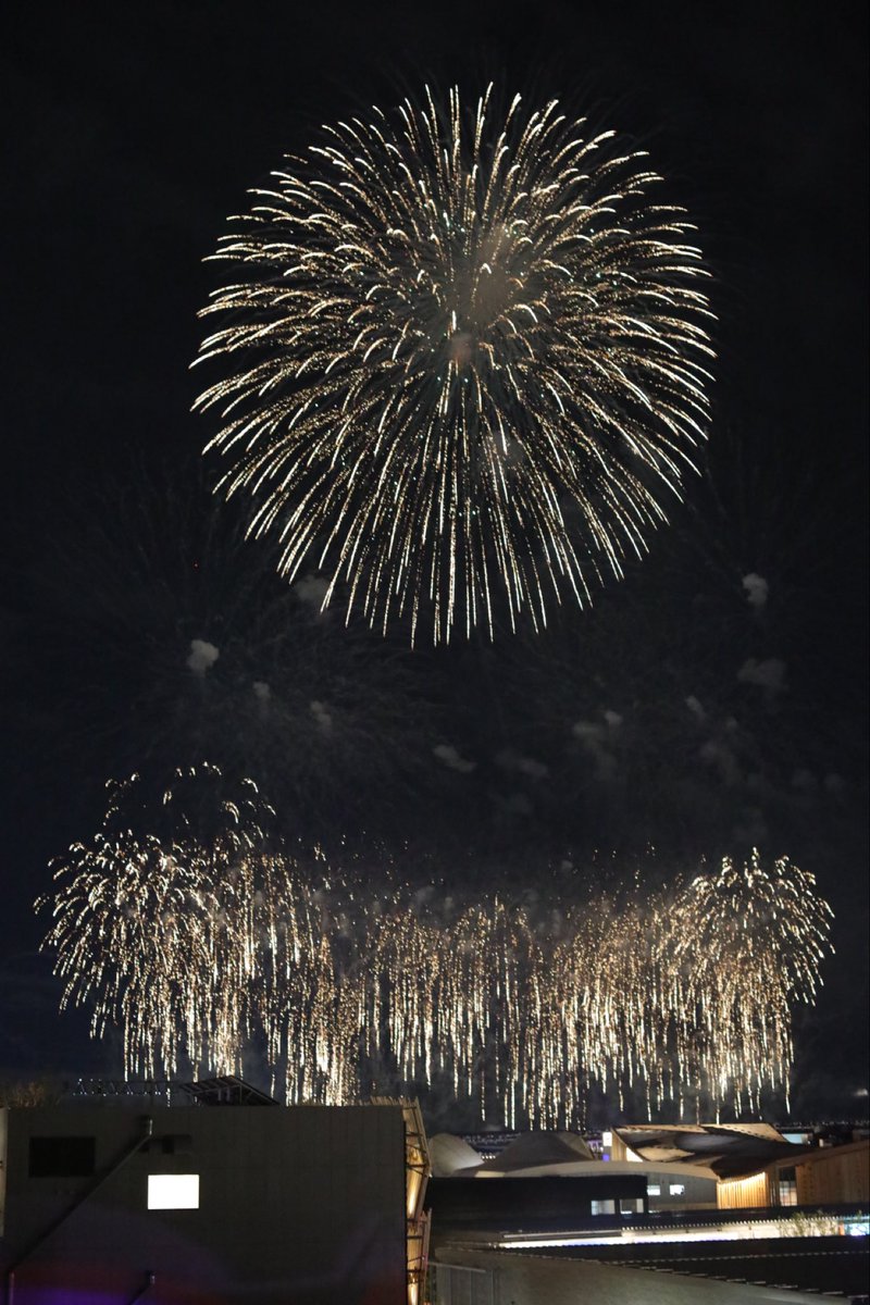 abe_madai's tweet photo. 万博ラストスパートで、今日行ってきました(明日もいくけど)
パビリオンはあまり回らずでしたが、花火が9/26に行った時よりも凄かった！
最初の写真はミャクミャク花火？

#大阪関西万博2025 
#花火
#CANON
#5DMarkIV
#my_eos_photo
#ツァイス写真部
#ZEISS
#makroplanar https://t.co/u4nNewIjhq