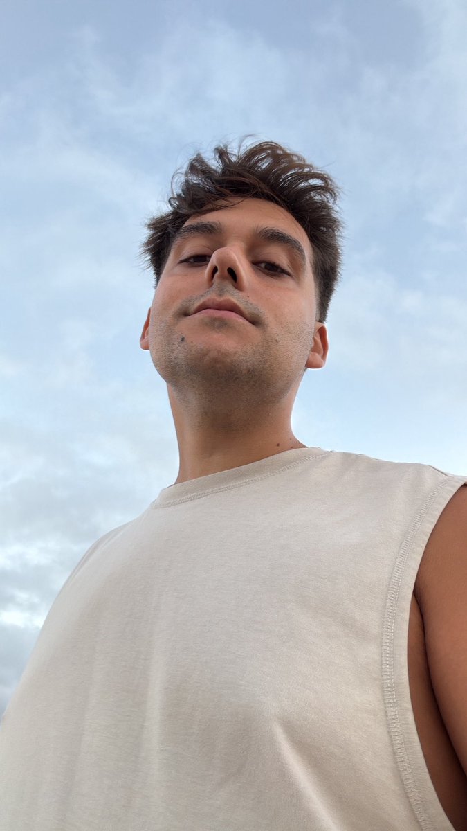 Daavidriveraa's tweet image. Que bien sienta el sol y la playita 🥵☀️