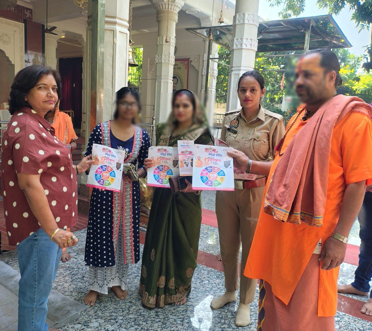 moradabadpolice's tweet image. #SSP @moradabadpolice के निर्देशन में जनपदीय MST पुलिस द्वारा #MissionShakti5 अभियान फेज-5 के तहत थाना क्षेत्रा0 भ्रमणशील रहकर महिलाओं/बालिकाओ को हेल्पलाइन नं0- 1090,112,181,1098,1930,1076 व UPCOP ऐप से प्राप्त होने वाली सुविधाओं आदि के बारे में जागरूक किया गया।

#UPPolice