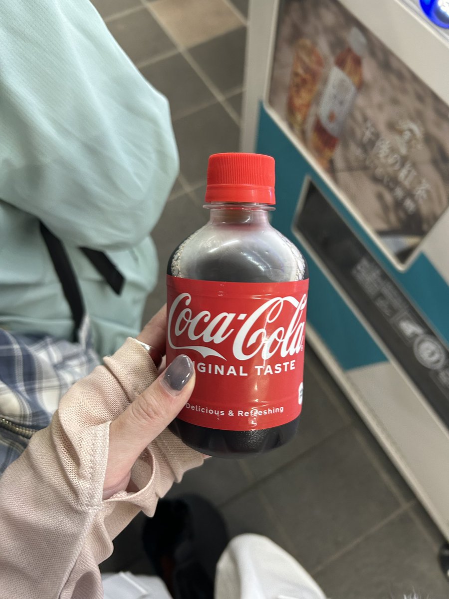 今日は昨日以上に全く人と約束してないし無料チケの天井席だったから周りにあるふぁず少なかったし、誰にも会わずに終わりかもな〜と思ってたらXGの公演前の20分位でドドドッと色んな人と濃い時間過ごせて幸せでした🥹💓
コーラは1本も貰えなかったので帰り自分で買ったヨ、ありがとうコークフェス🥤