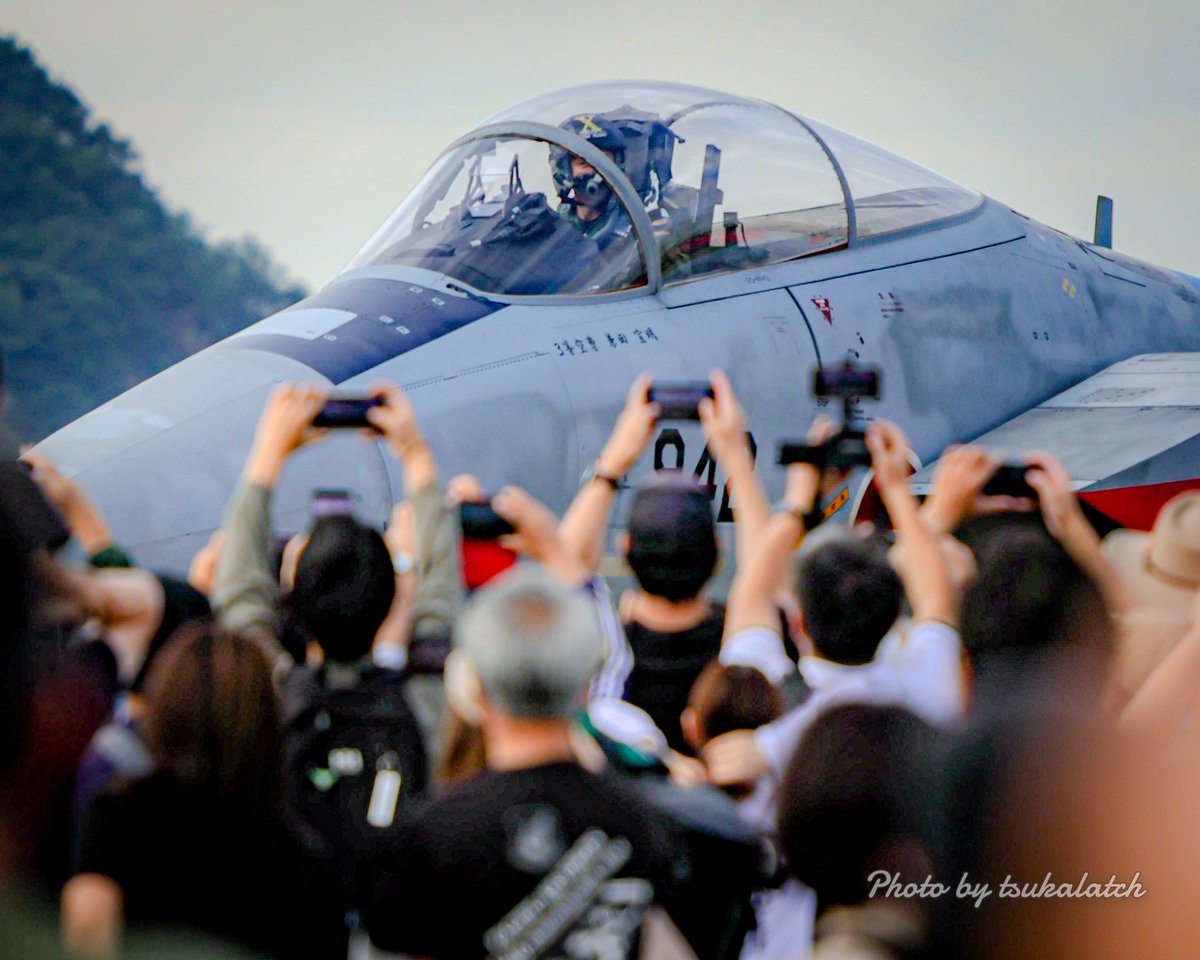 tsukalatch's tweet photo. 岐阜基地航空祭二〇二五

機動飛行に向かうF15とF2を囲むギャラリー

#岐阜基地 
#岐阜基地航空祭2025 
#F15 
#F2 https://t.co/ZdW7qDUQhf