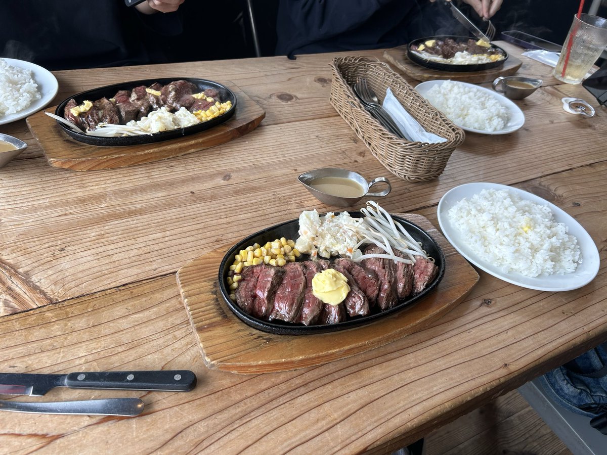 hi_ushicy's tweet image. タイヤトラブルで高雄に行けなかったですが、ご近所の五本スポーク会に行けて楽しかった☺️🫶
写真いつもありがとうございます🤲
ハラミステーキも美味しくて最高でした！
#五本スポークの会
#workナンバーフレームの会
#workwheel 
#90NOAH
#90VOXY
#だいすけさん界隈