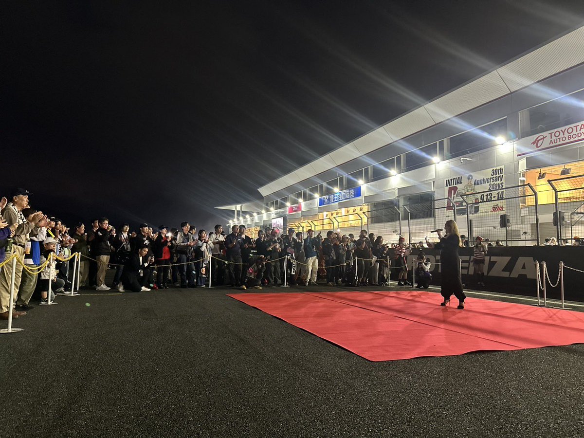 legevoice's tweet photo. 霧のためレースは中止となってしまい残念でしたが、素晴らしい運営の皆様の計らいでアフターグリッドパーティーにて
急遽歌わせて頂きました！
あたたかく迎えて下さった皆様、
本当にありがとうございました😭❣️
細部までクリエイティブで熱い時間、
心打たれました！

#富士スピードウェイ https://t.co/s3xViCrI5w