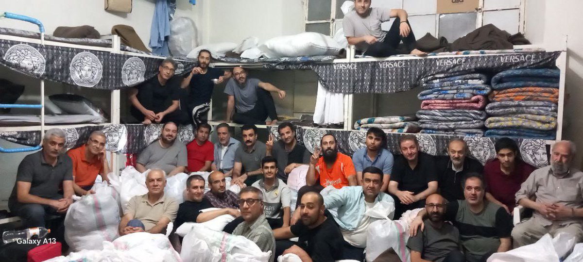 قبلا هم گفته بودیم داخل زندان کسشعرهای توییتری محلی از اعراب ندارد. داخل زندان دعوای سلطنت‌طلب، مجاهد، چپ، راست و… نیست!

همه فقط به یک‌نفر فحش می‌دهند!
هم او که آنها را زندانی کرده.