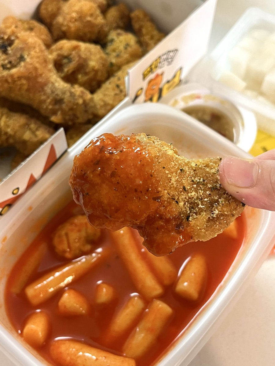 #제품제공 #RT이벤트
추첨 한 분께 크크크치킨 보내드립니다!

튀김옷이 진~짜 빠삭하고 꼬소해요🤤 소스가 세 개나 제공되는데 크크크소스 &lt;- 이거 찍어먹으면 영원히 들어감 진짜진짜루.. 아니 근데 치킨집인데 떡볶이도 말캉쫀득 왜 이렇게 맛있지
빠삭 치킨 좋아하시는 분들 왕추천!!💟