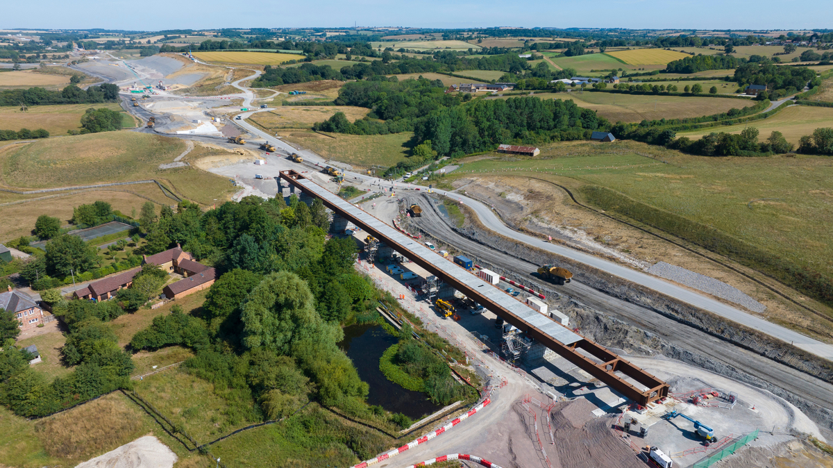 HS2ltd's tweet image. Take an in-depth look at the works taking place across this 👇📷 eight-mile section of the HS2 route in West Northamptonshire, stretching from Greatworth through to Chipping Warden.
Watch our latest YouTube video and see how our teams are progressing in the area 🎥 👉…