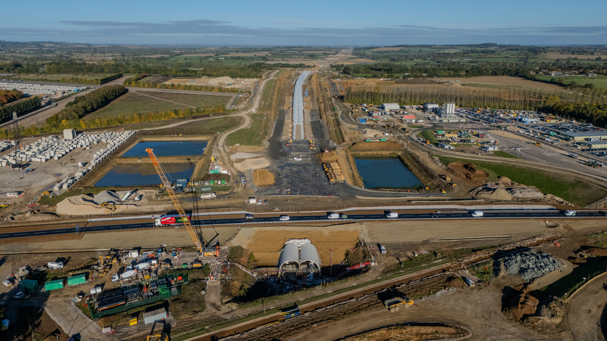 HS2ltd's tweet image. Take an in-depth look at the works taking place across this 👇📷 eight-mile section of the HS2 route in West Northamptonshire, stretching from Greatworth through to Chipping Warden.
Watch our latest YouTube video and see how our teams are progressing in the area 🎥 👉…