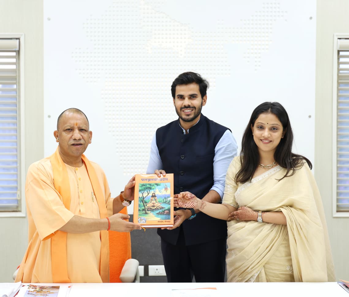 myogioffice's tweet image. मुख्यमंत्री श्री @myogiadityanath जी महाराज से आज लखनऊ में एस. आर. ग्रुप ऑफ इंस्टीट्यूशंस के वाइस चेयरमैन श्री पीयूष सिंह जी एवं वाइस चेयरपर्सन श्रीमती सुष्मिता सिंह चौहान जी ने शिष्टाचार भेंट की।