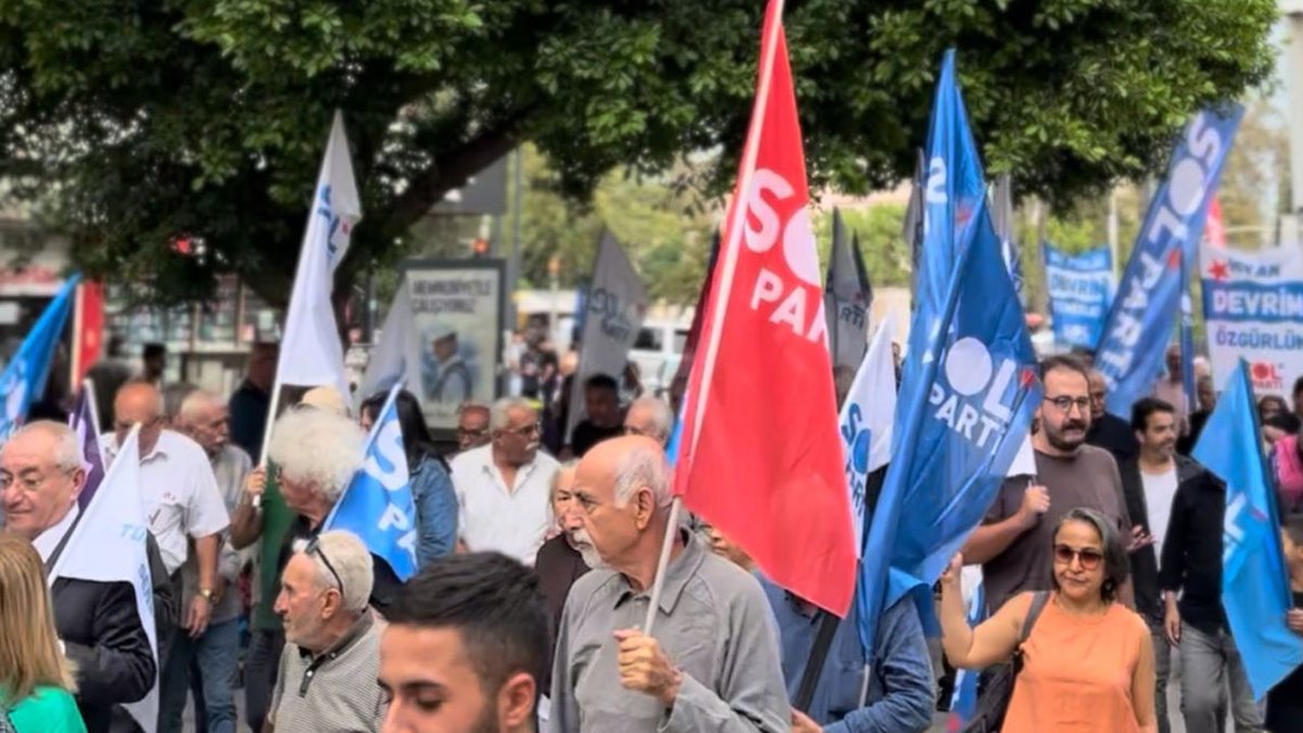 SOL Parti'nin yürüyüşlerinin yeni adresi Mersin'in Tarsus ilçesi oldu

SOL Parti Sözcüsü Önder İşleyen: Bu ülkenin direnenleri ve tüm muhalefet güçleri olarak, birleşerek ülkemizi felakete sürükleyenleri tarihin çöp sepetine mutlaka göndereceğiz

birgun.net/haber/sol-part…
