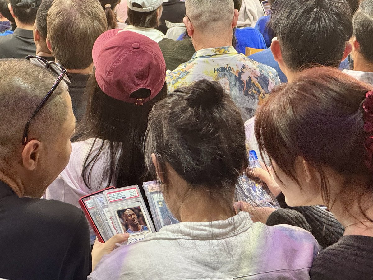 PeteIncaviglia's tweet image. I find myself at the NBA game in Macau because, why wouldn't I? Then two rows ahead of me I see a guy showing off some monster PSA cards to girls who he is with. They didn't seem particularly impressed, but I was.
I went down to his row and we became new besties! The hobby is…