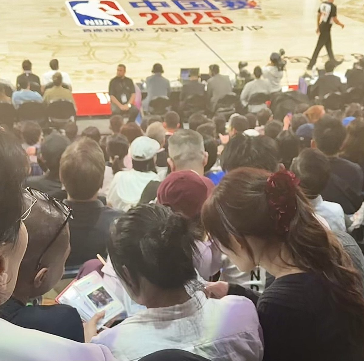 PeteIncaviglia's tweet image. I find myself at the NBA game in Macau because, why wouldn't I? Then two rows ahead of me I see a guy showing off some monster PSA cards to girls who he is with. They didn't seem particularly impressed, but I was.
I went down to his row and we became new besties! The hobby is…