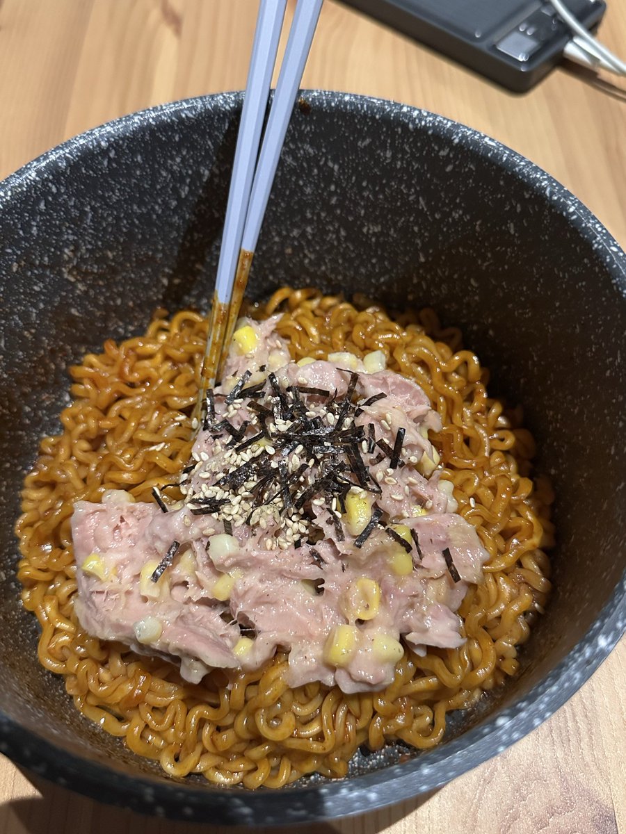 호주 울월스 콜스에서는 콘마요참치를 팔음..
단 돈 1달러
불닭 끓여서 콘마요참치 올려먹으면 천국이야..