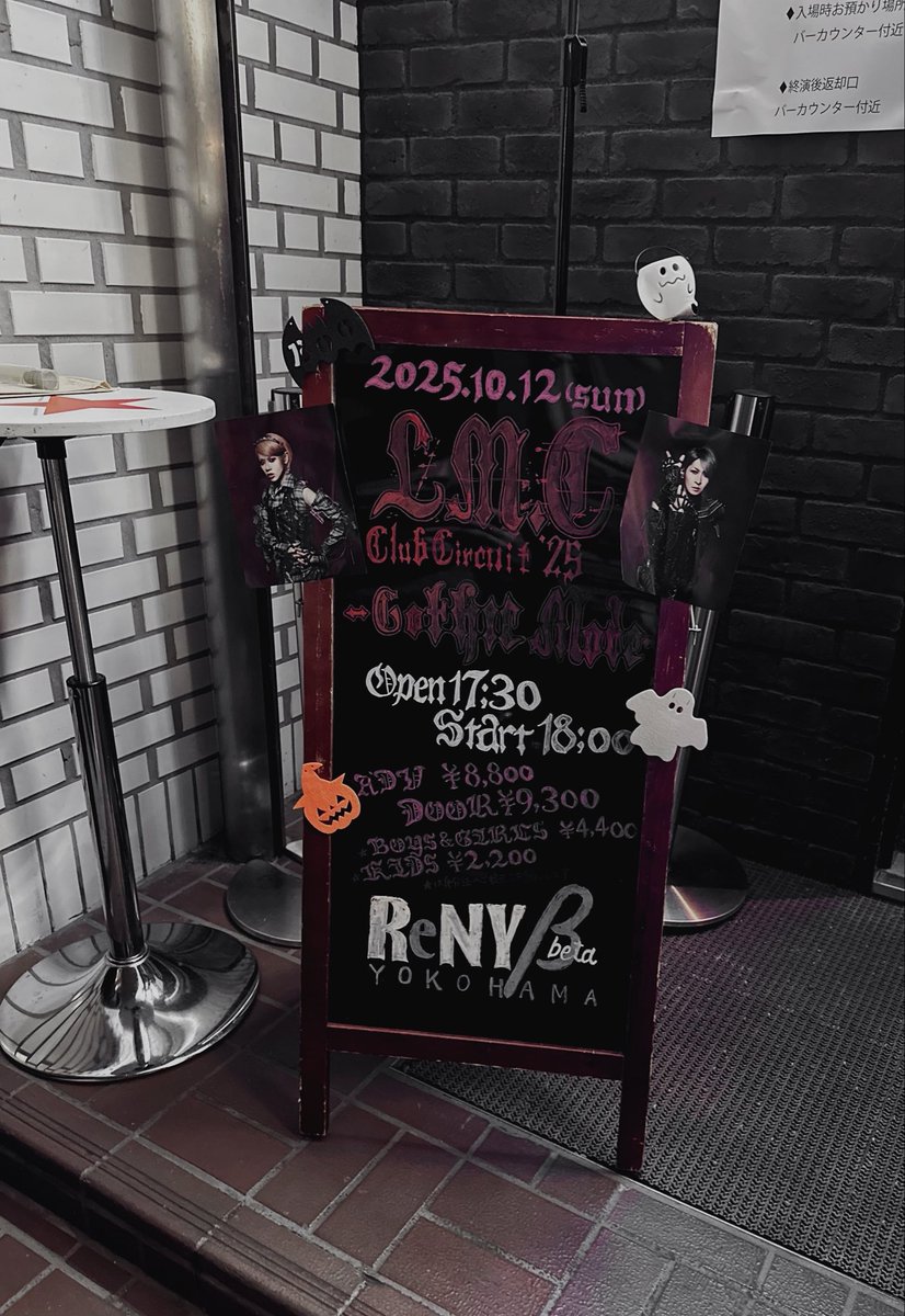 Ran_chang's tweet photo. アイジさんとまーやさんと
久しぶりにお話し。

またしても
あの方のアクスタ置いてる話し。
相変わらず仲良しですね☺️
ESPで蜘蛛の意図弾けたお話したりして。

完全にほっこり平和な空気が
漂ってました🎃

まーやさんとはセトリお話し😬🎤ﾄﾞﾔ
アイジさんの音色好き🥺

#Gothicmode
#横浜ReNYBeta https://t.co/PJIDe53hjg
