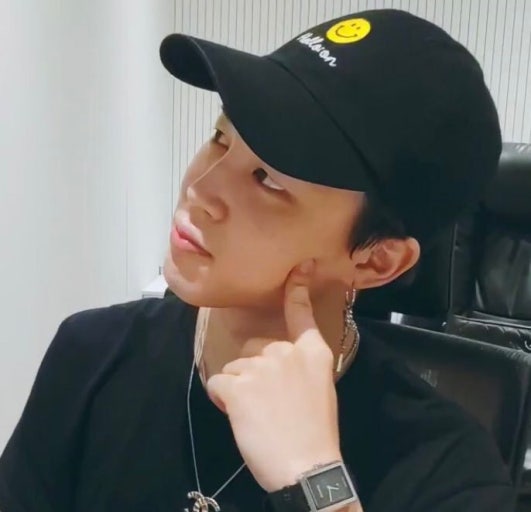 hyungla_JS's tweet photo. #찐슈나눔
귀요미 지민이 생일!!! 
좀 옛날이긴하지만.. 핏도 예쁘고 제 최애템이라🤭

조건 : #rt + #follow (일회성❌️)
상품 : 지민 손민수템 모자
당발 : 10월 중 불시

#HappyJIMINday #지민생일ㅊㅋ #지민아_생일축하해 https://t.co/h7Jz2wXr7C