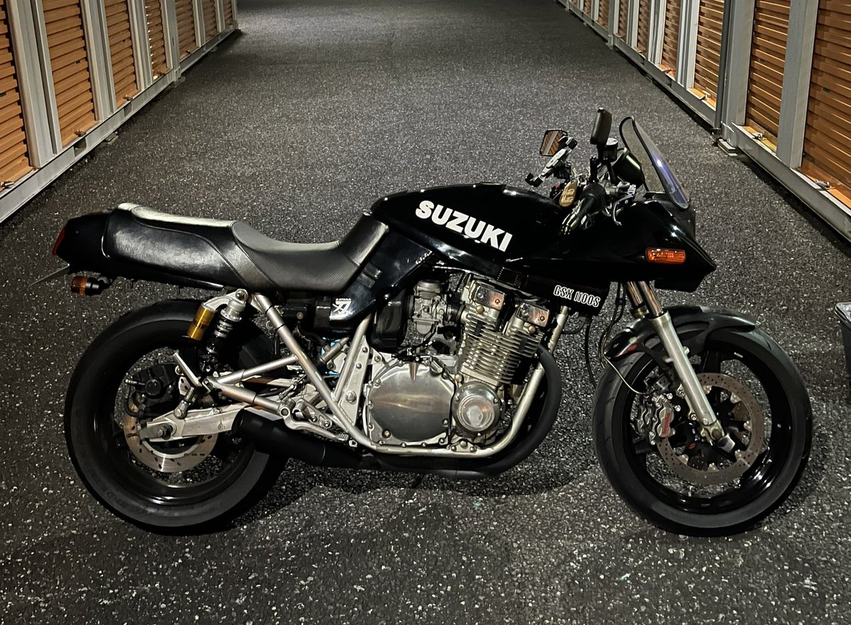 tkyn_moto's tweet photo. こんばんは。
フォークの突き出ししてから調子よく
走れるようになってきまして。
本日など陽気も程よく、
ROARS ORIGINALにて革ジャン購入。
あざっした。
10月末のイベントはどちらに行こうか悩み中
ビーナスは遠いなぁ!
#gsx1100s
#空冷四発
#roarsoriginal
#年甲斐もなくライダース購入 https://t.co/nAwMlUMLWH