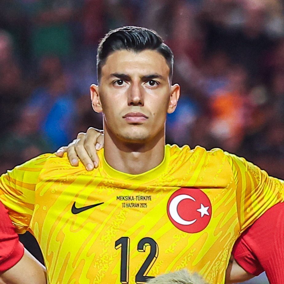 meeto1903's tweet photo. Çok formda. Uğurcan’ı 1. kaleci olarak yazıyorsak arkasından bu adamı yazmak gerekir. Kariyerinin en kötü sezonunu geçiren Mert’i değil, Kova Altay’ı değil. https://t.co/ScRypUyUie