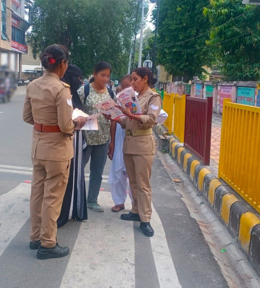 moradabadpolice's tweet image. #SSP @moradabadpolice के निर्देशन में थाना- महिला थाना पुलिस द्वारा #MissionShakti5 अभियान फेज-5 के तहत थाना क्षेत्रा0 भ्रमणशील रहकर महिलाओं/बालिकाओ को हेल्पलाइन नं0- 1090,112,181,1098,1930,1076 व UPCOP ऐप से प्राप्त होने वाली सुविधाओं आदि के बारे में जागरूक किया गया।

#UPPolice