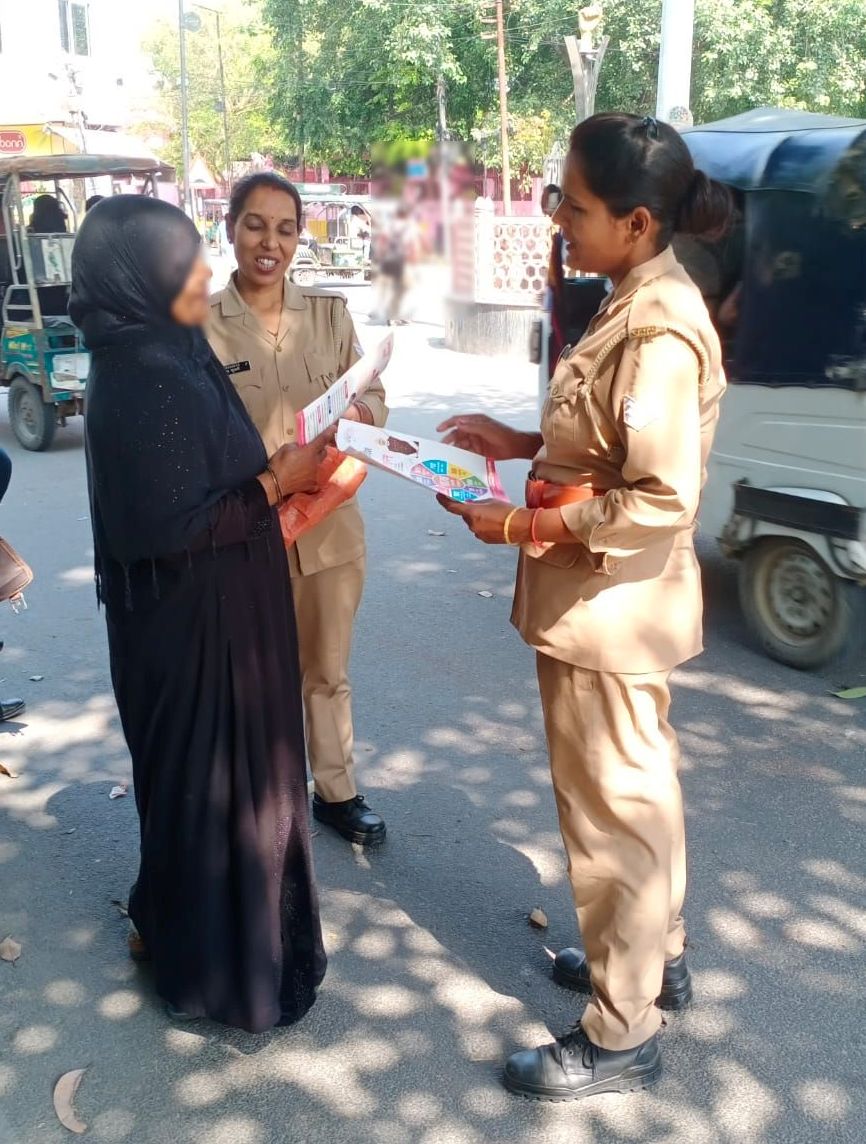 moradabadpolice's tweet image. #SSP @moradabadpolice के निर्देशन में थाना- महिला थाना पुलिस द्वारा #MissionShakti5 अभियान फेज-5 के तहत थाना क्षेत्रा0 भ्रमणशील रहकर महिलाओं/बालिकाओ को हेल्पलाइन नं0- 1090,112,181,1098,1930,1076 व UPCOP ऐप से प्राप्त होने वाली सुविधाओं आदि के बारे में जागरूक किया गया।

#UPPolice