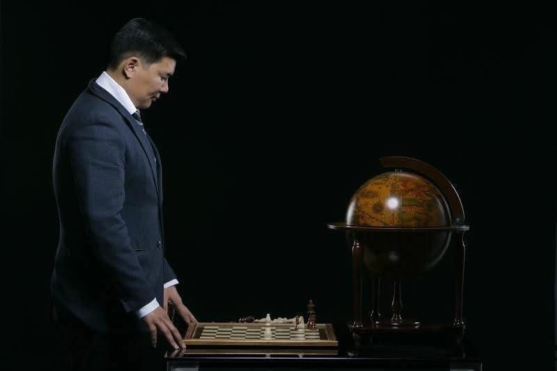 ЧУБИ МИНЬ (🔥ЗУЛ)

Туйлбран одох цаг хугацааг гэтэлгэж 
Түнэрийг сүлэн оюун тань цахилав, анд минь 
Хөхрөх тэнгэрийн мөнхийн цадигийг гаталгаж
Хязгааргүйг аниртгаж бие тань элэв, найз минь 

Оросоогийн Чулуунбилэг анд минь, найз минь
Орчлонт ертөнцийн жамын дэндүү эртэд үзүүлэв