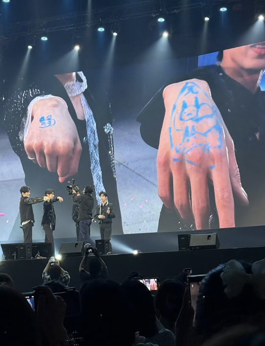 yhxtella's tweet image. Wenlang didn’t give Gao Tu a permanent mark, but Jiang Heng gave Li Pei En one. 

Lifetime validity. 

#LiPeEn #JiangHeng #JiangLi