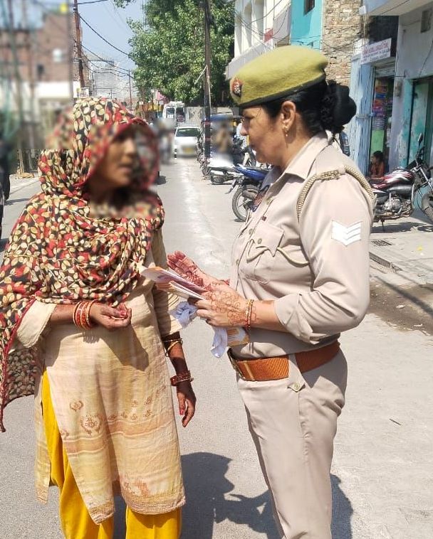 moradabadpolice's tweet image. #SSP @moradabadpolice के निर्देशन में थाना- नागफनी पुलिस द्वारा #MissionShakti5 अभियान फेज-5 के तहत थाना क्षेत्रा0 भ्रमणशील रहकर महिलाओं/बालिकाओ को हेल्पलाइन नं0- 1090,112,181,1098,1930,1076 व UPCOP ऐप से प्राप्त होने वाली सुविधाओं आदि के बारे में जागरूक किया गया।

#UPPolice