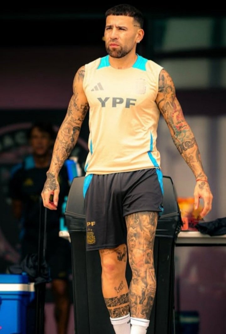 Poooor favor, Ota. No me hagas esto🤤 Cómo me calienta este turro. Tiene toda la pinta de ser ese casado guarro y morboso que te hace petearlo en el auto antes de ir a la casa con la jermu. Tremendo macho🔥