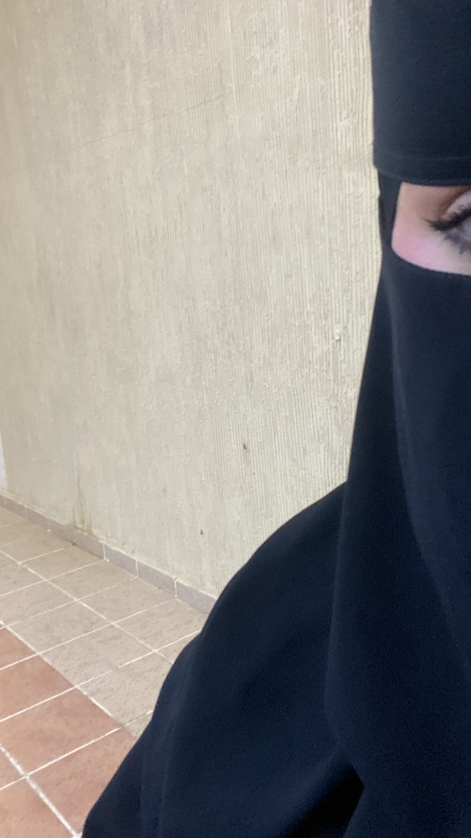 اي والله يحق لك يا ام العيون الوساع 
 الزوم والغطرسه …والهيمنه والكبر 

شيخة جمالٍ تسبب للعذارى صداع 
 وشيهانةٍ ما لها عن مجد اهلها وكر 

صورتك فيها جمال اليوسفيات ضاع 
واسمك حروفه ما تترك للاسامي عذر 

 والليل لو تلبسينه ستر فوق الشعاع 
  شعاع ..طلتك ما بيني …وبينه ستر.