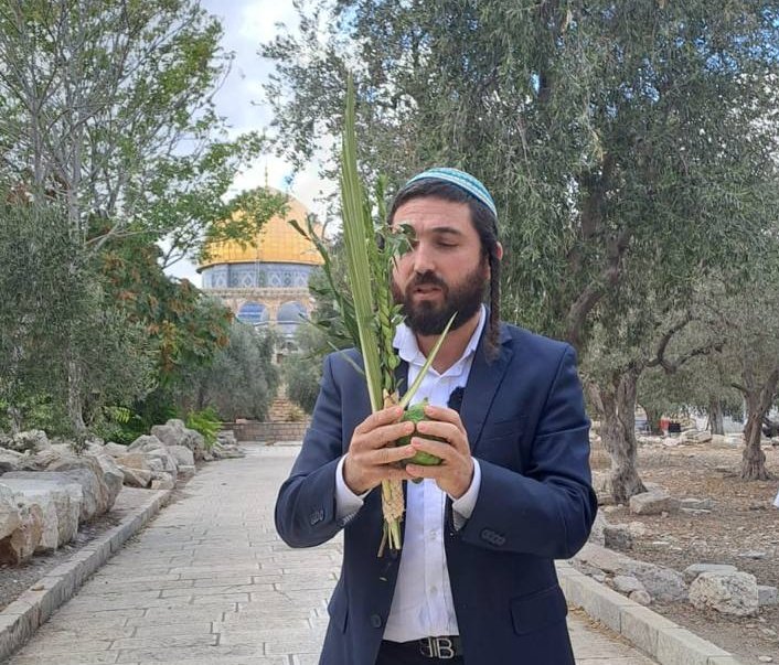 שנתיים אחרי ההכרזה של חמאס על שיטפון אל אקצא, לראשונה מזה אלפי שנים התפללו אלפי יהודים בפומבי בהר הבית.
עשרות אלפי בתים בעזה עם תמונת המסגד חרבים כעת.
העם היהודי נעמד על הרגליים ואת השיטפון הזה אף אחד לא יוכל כבר לעצור.