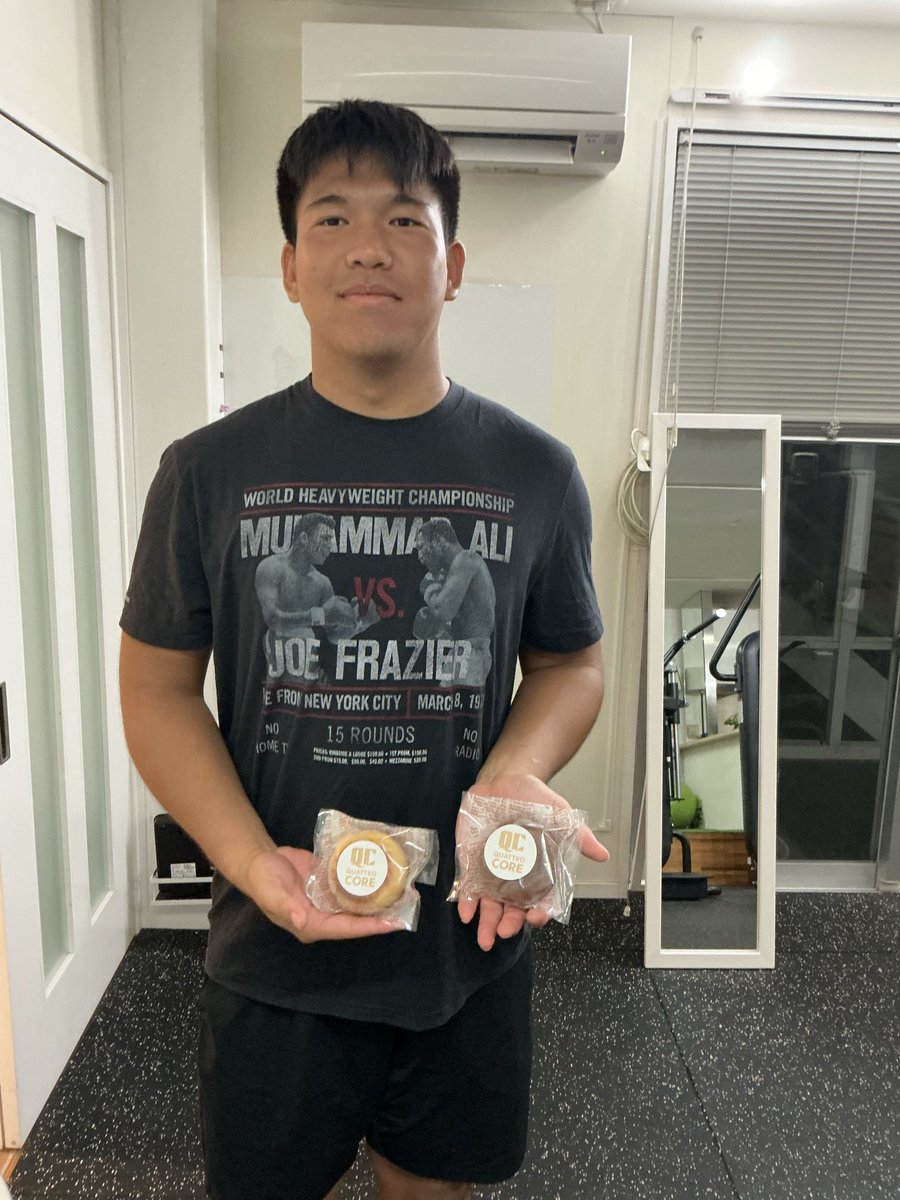 琉球大学アメリカンフットボール部 佐久田研吾選手🏈
前日に福岡で試合、そのまま延泊してクアトロコア®︎トレーニングへ。
このルーティンを、まるで“当たり前”のように続けています。
「自分、不器用なんで」と笑いながらも、
一つひとつ確実に自分のものにしていく姿勢。