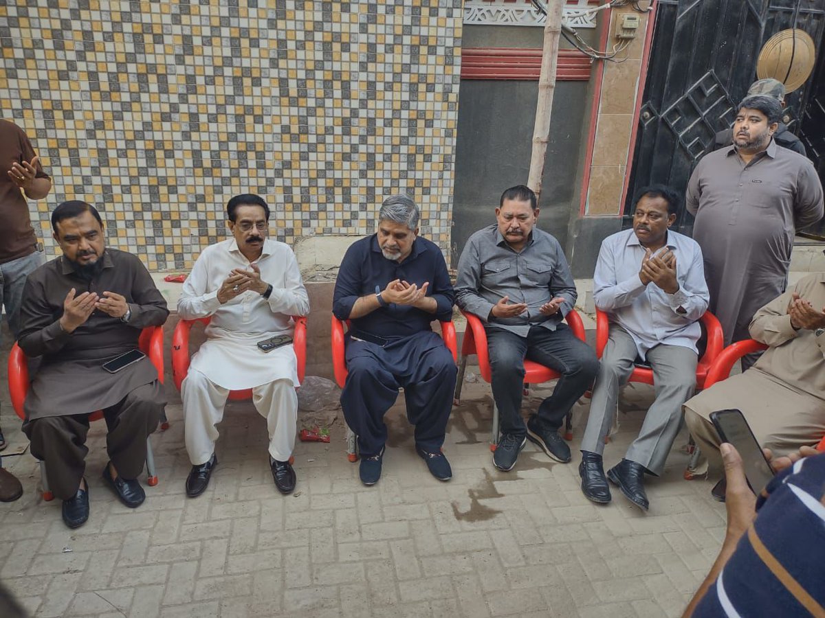 AnisMQM's tweet photo. ایم کیو ایم پاکستان کے سینئر مرکزی رہنما جناب انیس احمد قائمخانی نے ایم کیو ایم پاکستان کی سینٹرل آرگنائزنگ کمیٹی کے جوائنٹ انچارج آغا ذاکر کے گھر جا کر ان کی ہمشیرہ کے انتقال پر تعزیت کی اور مرحومہ کے لیے مغفرت کی دعا کی۔

#AnisKaimkhani #Karachi #MQMPakistan https://t.co/pYJf2gg4dx