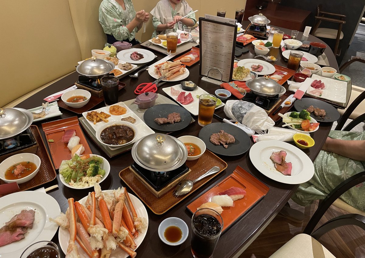 家族3世帯で旅行！
ビュッフェ美味しかった。
親戚と久しぶりに会うなり、「痩せこけた？クマやばくない？」って言われたのでこれからはちゃんと寝るしご飯も食べます😇