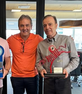 FEZ HISTORIA! Luan Santana agora tem um premio em sua homenagem, dado ao impacto avassalador que sua passagem por Barretos rendeu ao evento.

Seu recorde segue inquebrável por quase 2 décadas e agora ele é o primeiro brasileiro receber tamanha honraria. Tem que respeitar !