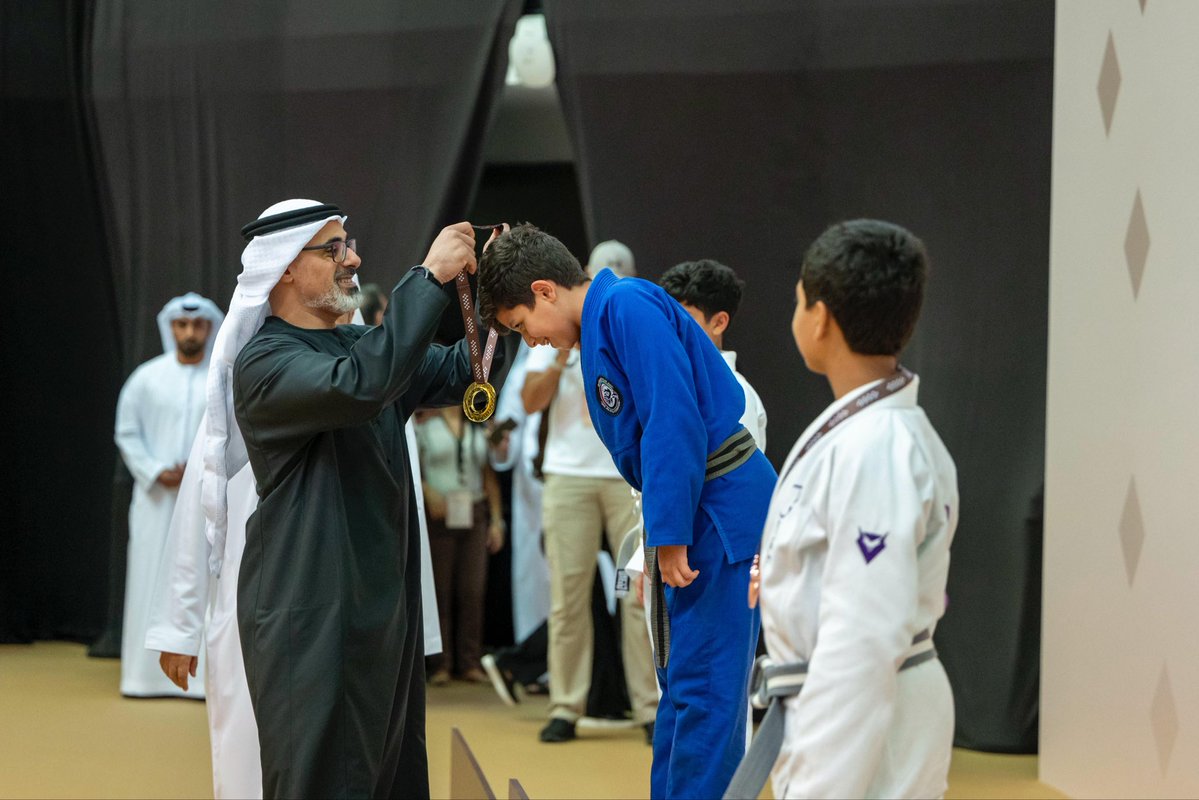 NET_AD's tweet image. شهد سمو الشيخ خالد بن محمد بن زايد آل نهيان، ولي عهد أبوظبي رئيس المجلس التنفيذي لإمارة أبوظبي، منافسات الجولة الثامنة والختامية من النسخة الثانية لبطولة خالد بن محمد بن زايد للجوجيتسو، التي أُقيمت في مبادلة أرينا بمدينة زايد الرياضية في أبوظبي، وتوَّج سموّه الفائزين بفئتَي…